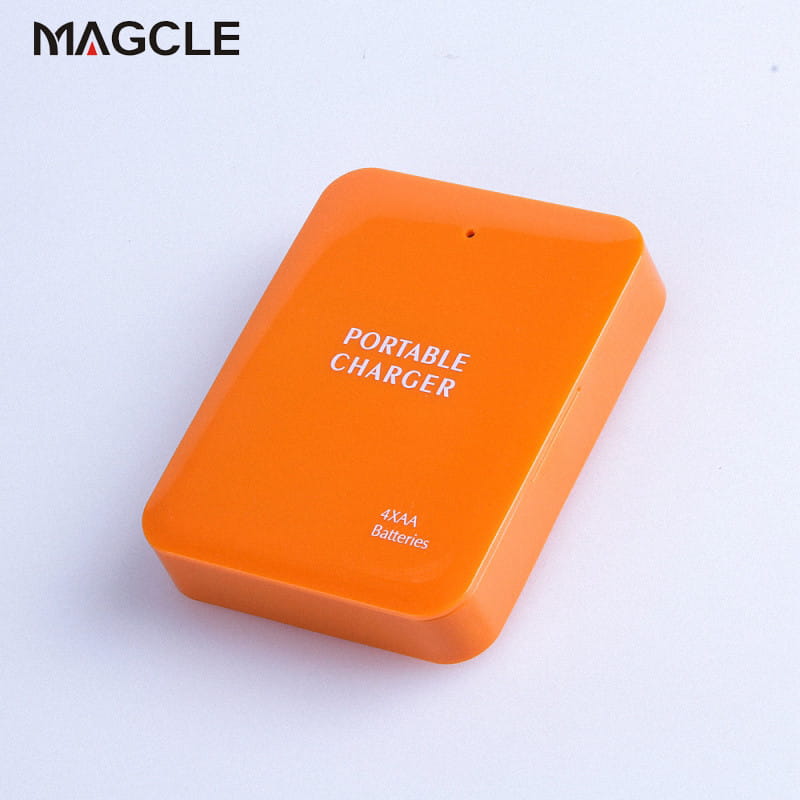 Chargeur portable batterie externe d’urgence USB Magcle orange vif, indiqué pour 4 piles AA, conçu pour une utilisation d’urgence de batterie via USB, avec compatibilité du câble USB.