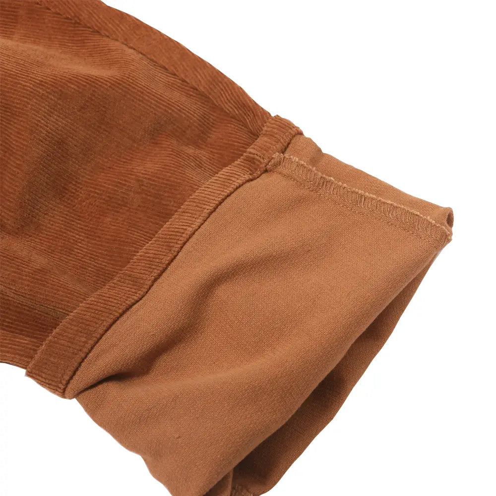 puño de pantalón de pana de pierna ancha marrón con textura acanalada y bajo cosido con prolijidad, que resalta la cintura elástica y la longitud del pantalón en imágenes detalladas