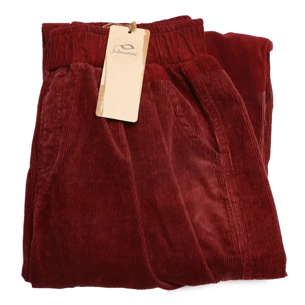 un par de pantalones de pana de pierna ancha burdeos con cintura elástica, con una tela de textura suave y un patrón acanalado vertical clásico, mostrados en imágenes detalladas