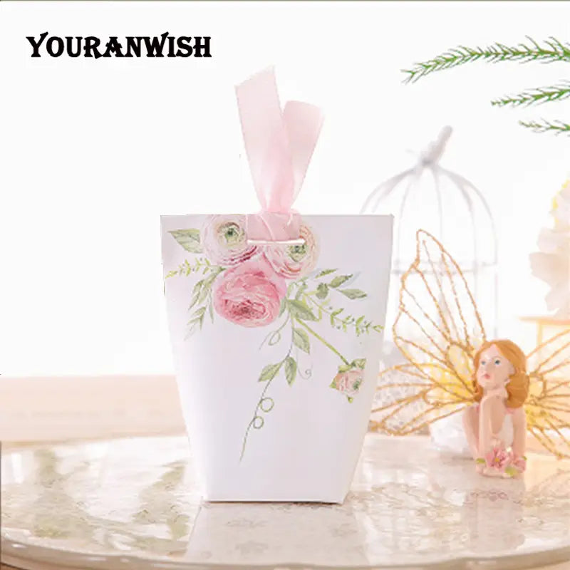 Boîte de faveur de mariage en papier blanc ornée de roses roses délicates et de feuilles vertes, attachée avec un ruban rose tendre, pour un lot de boîtes de faveur de mariage en papier floral rose de 50.