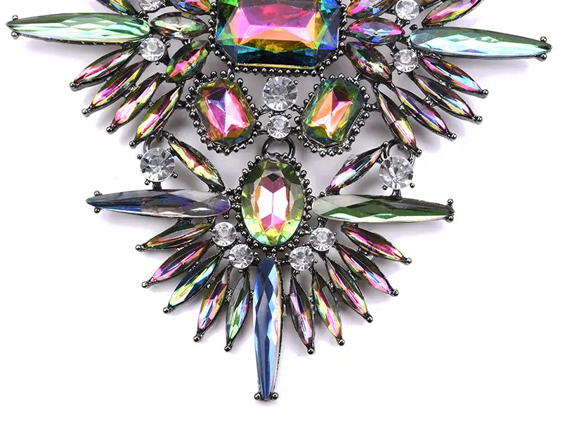 collier ras-du-cou bohème multicolore éblouissant : une broche irisée, avec une pierre centrale rayonnante, entourée de pierres superposées taillées, vertes et roses, serties dans un métal foncé