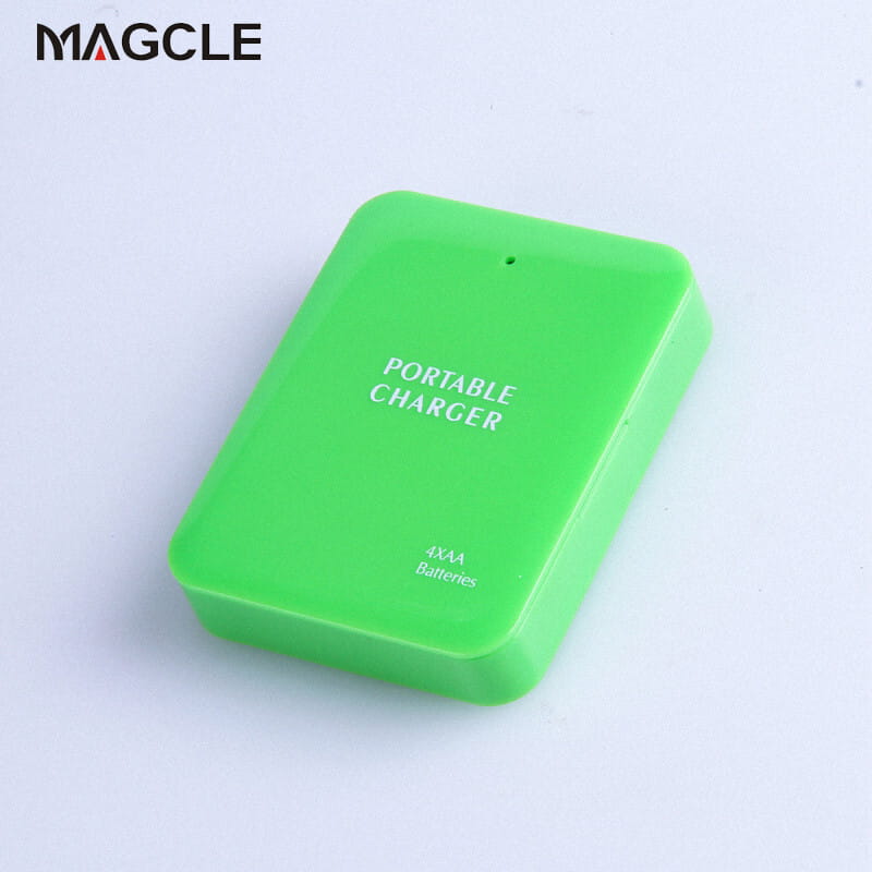 Batterie externe d'urgence USB Magcle rectangulaire vert vif, chargeur portable conçu pour 4 piles AA, compatible avec un câble USB.