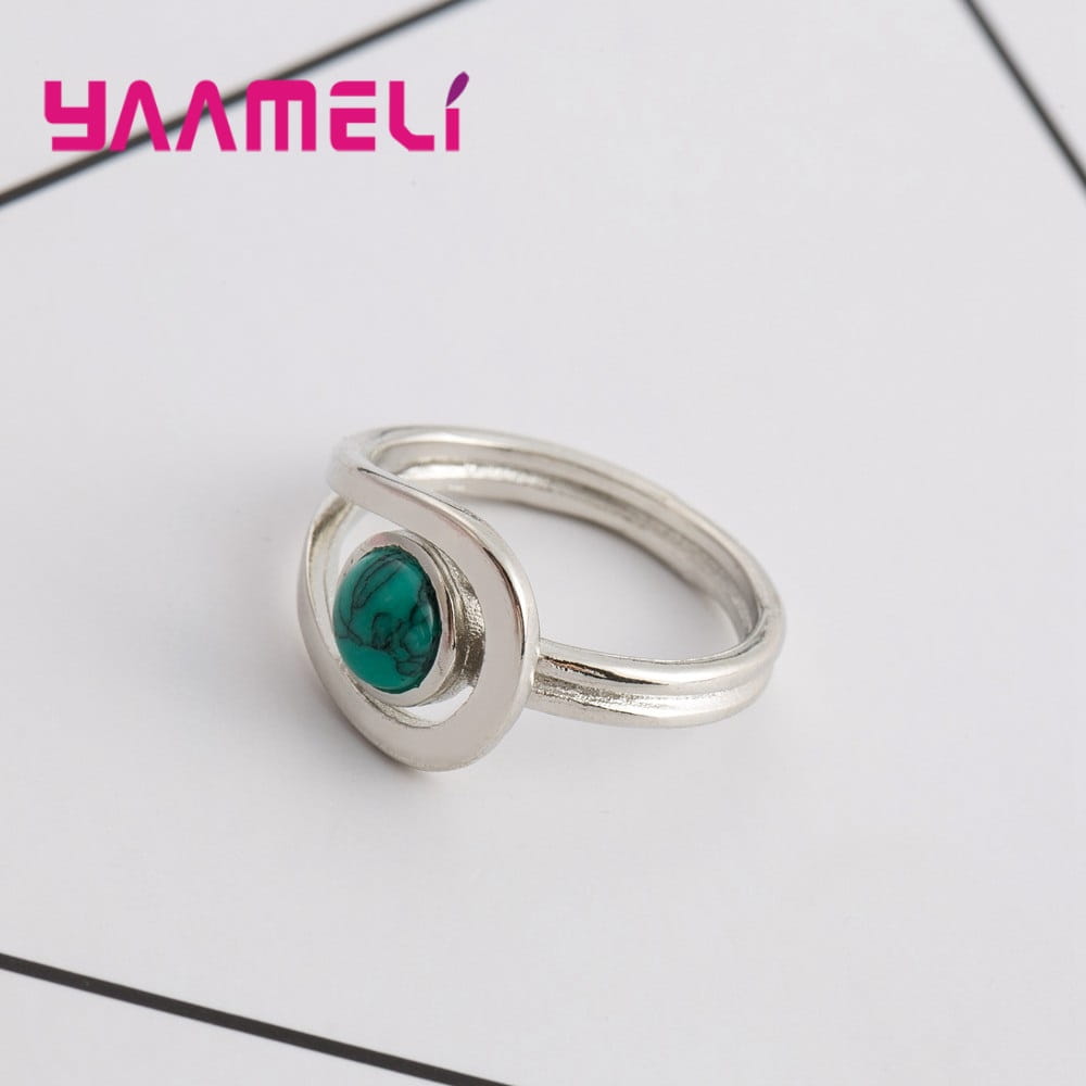 Un anillo elegante de plata de ley 925 para mujeres, con una piedra de turquesa vibrante montada en un marco ovalado moderno y sofisticado, ideal para un compromiso de boda.