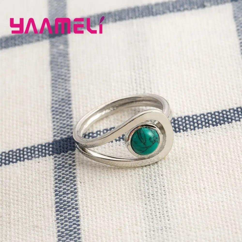 Anillo de plata de ley 925 para mujeres con un diseño en espiral y una piedra redonda de turquesa verde vibrante, ideal para un compromiso de boda.