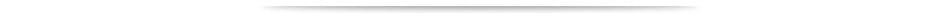 Une bague d’éternité cœur en argent sterling, présentant un cœur en arrière-plan sur un léger dégradé horizontal de gris clair à blanc, avec de subtiles variations de tonalité.
