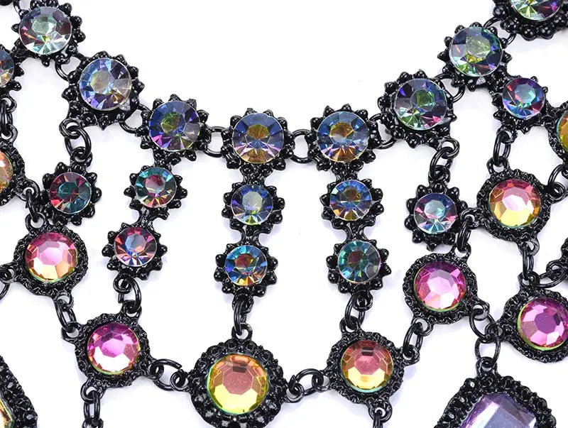 Collier ras-du-cou en cristal à chaîne noire, style bohème d’affirmation, orné de rhinestones irisés multicolores sertis dans des montures ornementales en métal noir, pour un style de ras-du-cou bohème.