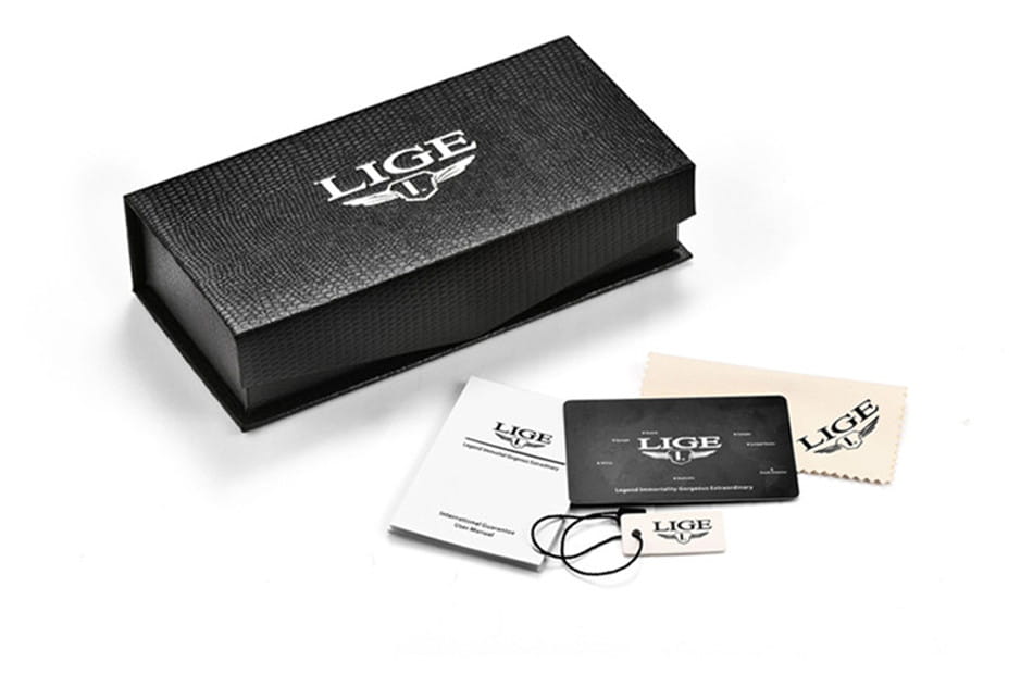 Boîte cadeau noire texturée estampillée Lige, avec des accessoires assortis pour la montre chronographe bicolore or vert Lige.