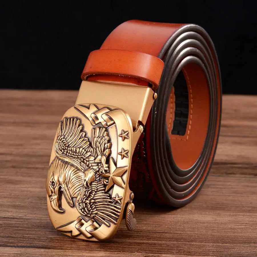 Ceinture à cliquet en cuir pour homme avec une boucle d’aigle bronze et une lanière en cuir camel.