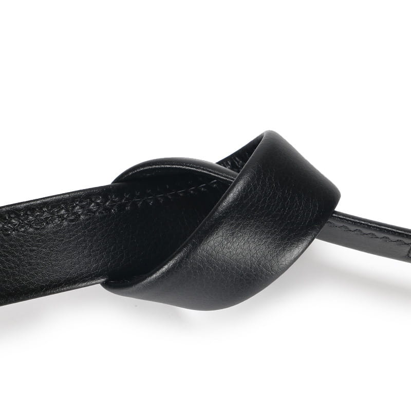 Sangle de ceinture en cuir noir avec surface légèrement texturée et cousures visibles le long des bords pour boucle automatique de 3,5 cm de la ceinture en cuir pour homme.