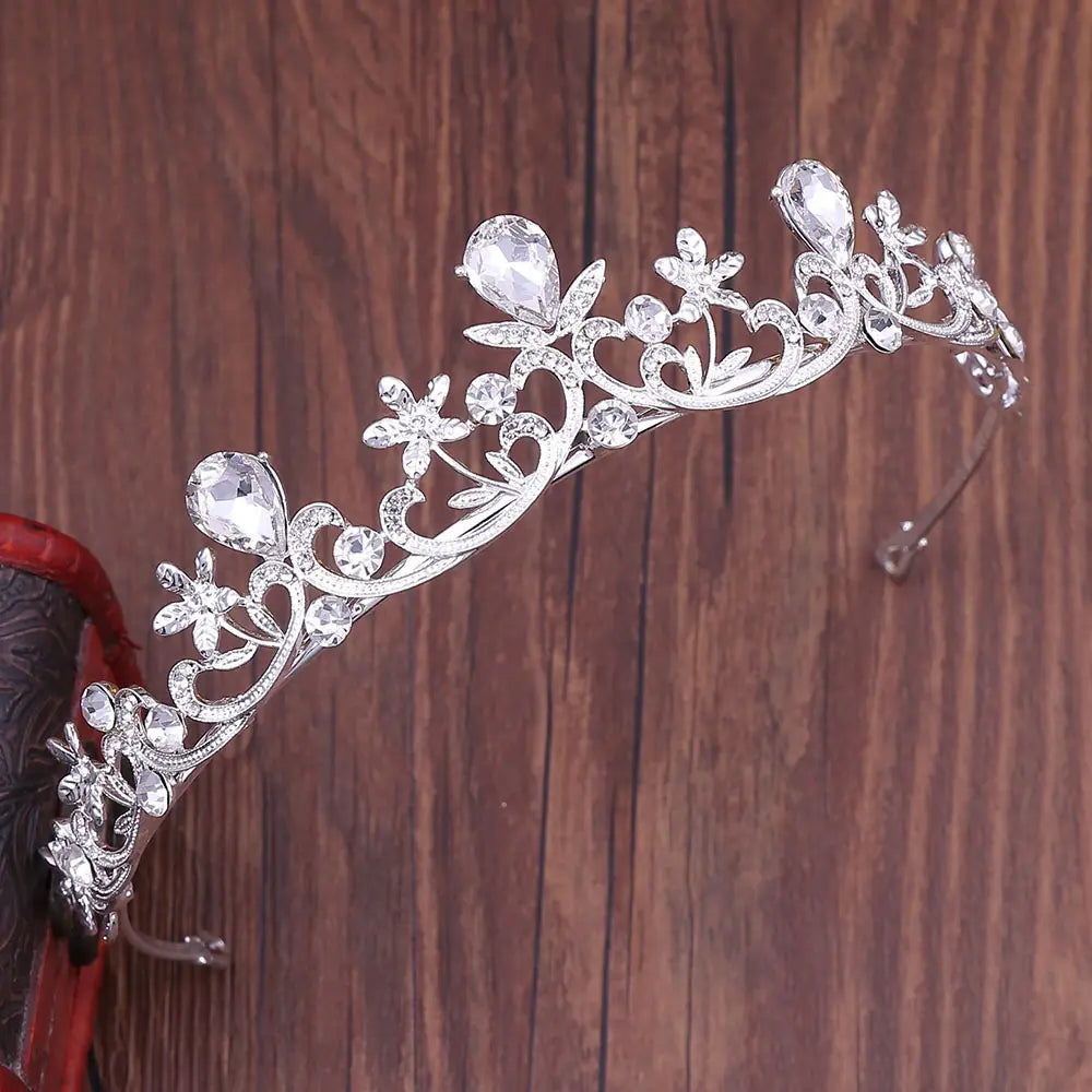Tiarа de novia de cristal floral en plata adornada con cristales claros con forma de gota y redondos, perfecta para bodas.