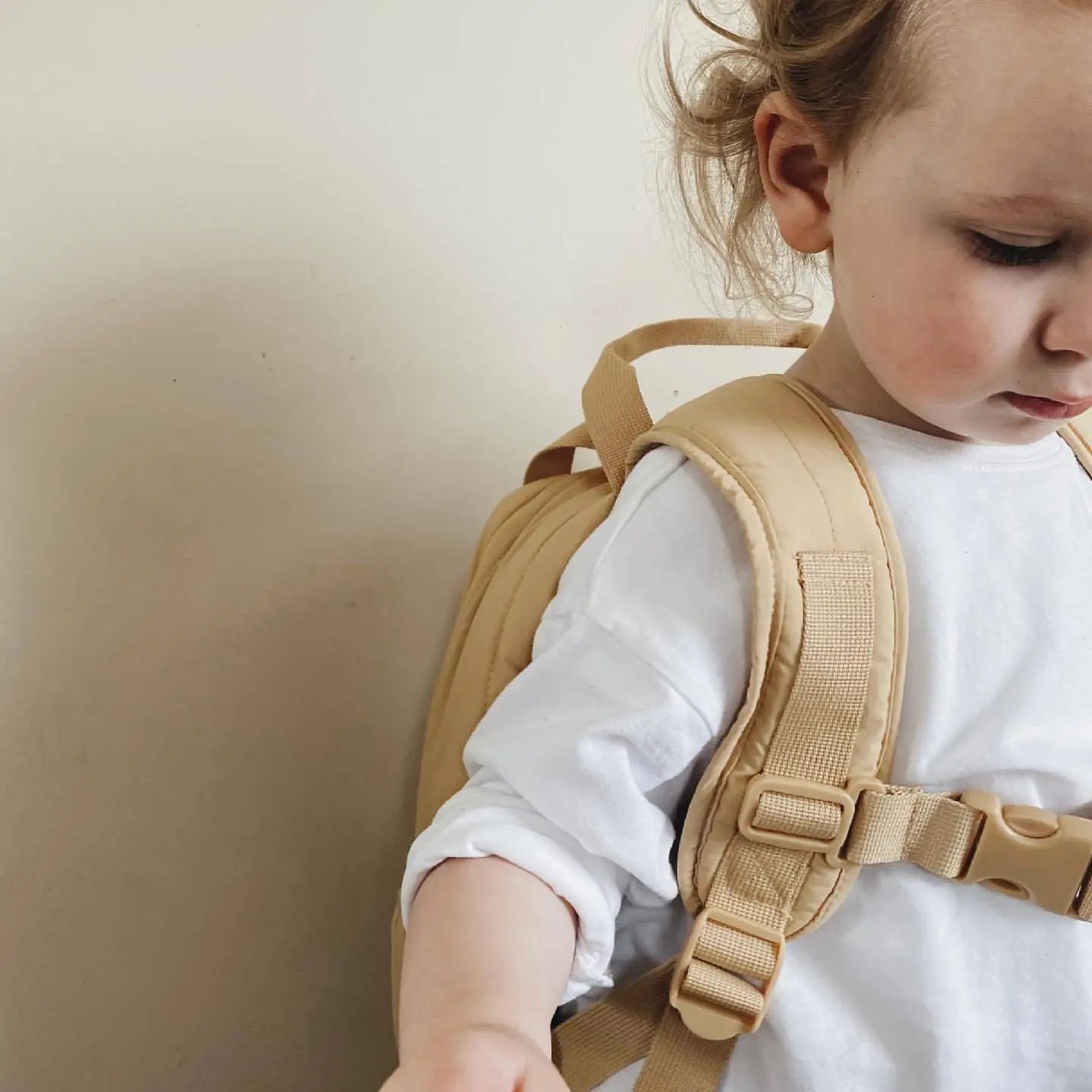 Hellbrauner Stoff für Kinder-gesteppten, bestickten Rucksack mit verstellbaren Trägern und Schnallenverschlüssen, von der Rückseite abgebildet, für einen wasserfesten Schulrucksack