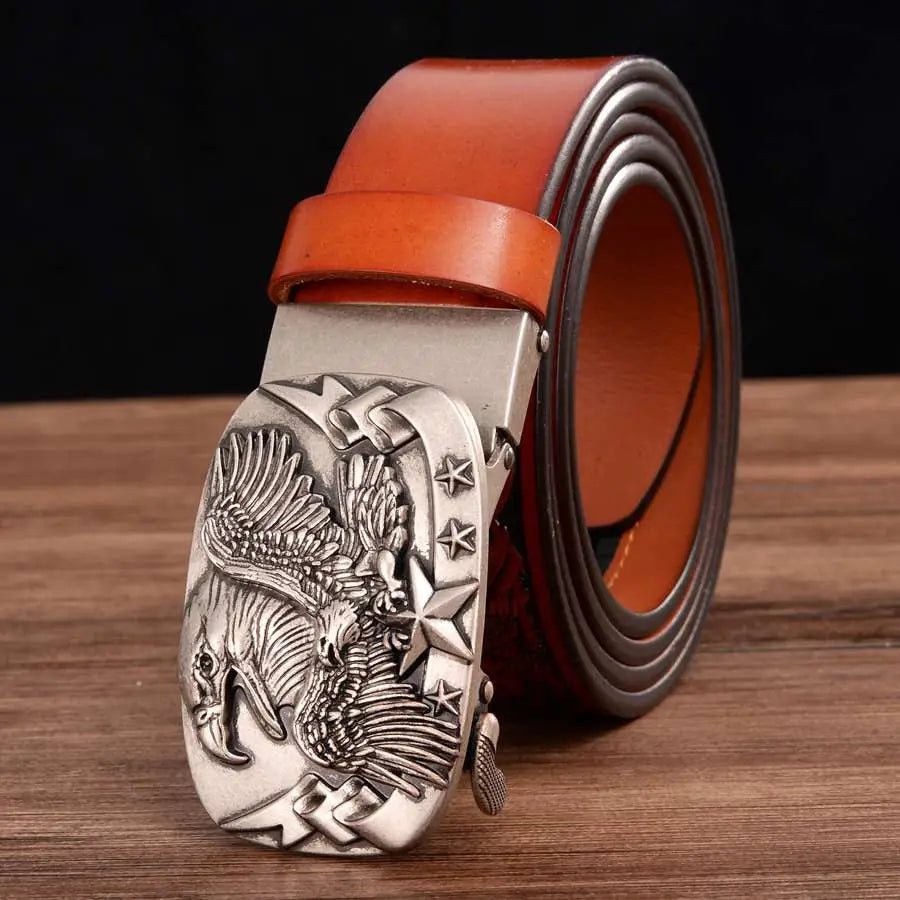 Ceinture à cliquet en cuir pour homme avec une lanière en cuir brun riche et une boucle d’aigle argentée détaillée, avec des motifs d’étoiles.