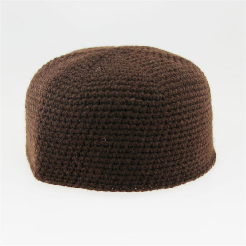 Gorro kufi marrón de oración musulmana de punto con un tejido uniforme texturizado, adecuado para su uso en invierno