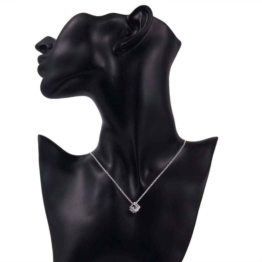 Collier de pendentif en zirconium carré argenté avec une délicate chaîne en argent et un pendentif carré présentant des pierres à facettes transparentes.