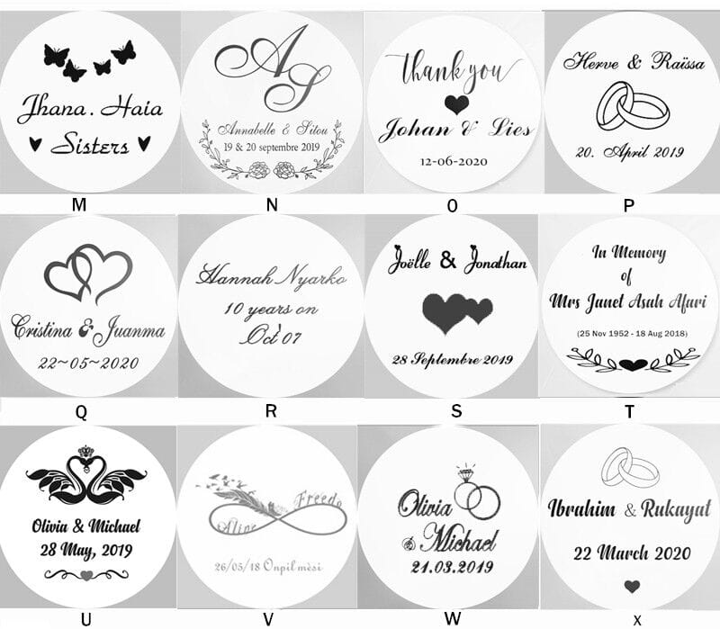 Autocollants de mariage ou de commémoration circulaires noir et blanc personnalisables, avec une écriture élégante et des motifs décoratifs tels que cœurs, anneaux, cygnes et papillons, pour des faveurs de mariage en décapsuleur en forme de cœur.