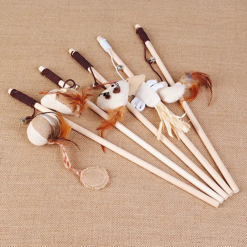 Conjunto de seis juguetes tipo caña para gatos con palo de madera, con accesorios de tela y plumas en tonos naturales, diseñado para el juego interactivo con gatos domésticos.