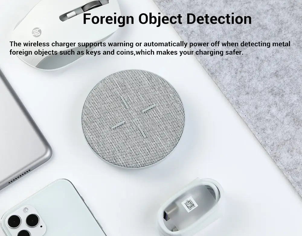 Qi対応の、効率的なワイヤレス充電のためのシルバーのテクスチャ仕上げワイヤレス充電器（最大27W）。円形メッシュ状の表面と、さりげないクロス形状のデザインを備えています。