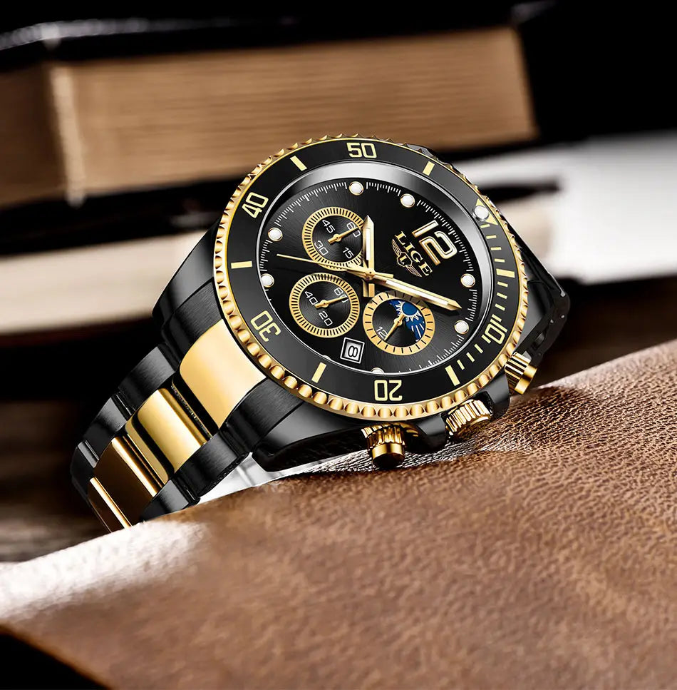 Montre chronographe bicolore or Lige avec un design noir et or, un cadran noir, trois sous-compteurs et une lunette texturée.