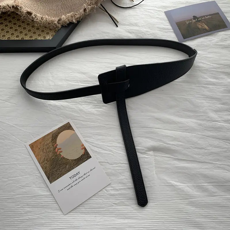Ceinture-cummerbund nouée en similicuir (PU) noir large pour femmes, avec boucle rectangulaire minimaliste.