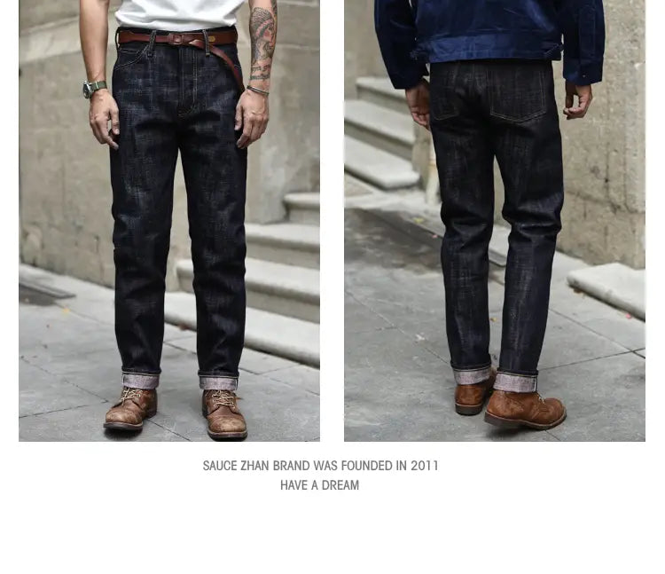 Jean brut conique en selvedge à feu Saucezhan d’un indigo foncé, avec une coupe classique droite, des surpiqûres visibles et des revers roulés révélant la doublure intérieure plus claire.