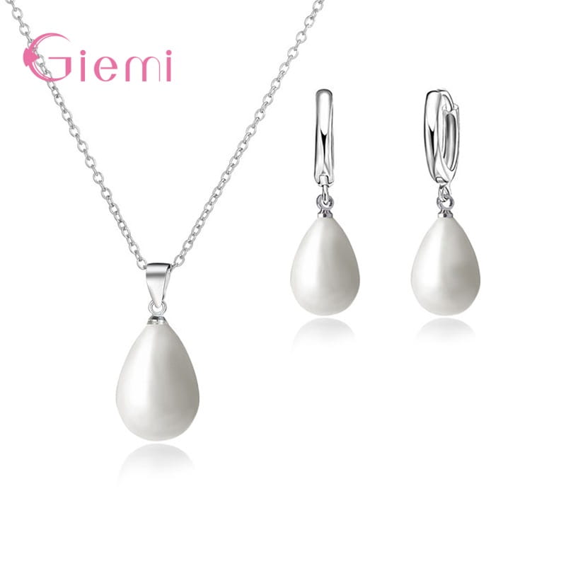 Conjunto de joyas de perlas de plata esterlina que incluye un collar con dije de lágrima plateado y aretes a juego con gotas con aspecto de perla blanca.