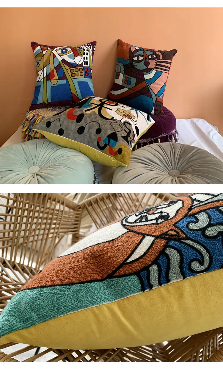 Housse de coussin brodée vibrante 45 x 45 cm présentant un personnage stylisé orange et bleu sur un fond turquoise, avec une bordure jaune.
