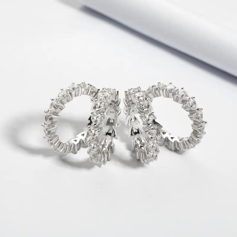 Une bague d’éternité cœur en argent sterling, dotée d’une bande argentée élégante ornée de pierres de zircone cubique claires étincelantes, dans un design continu et minutieux.