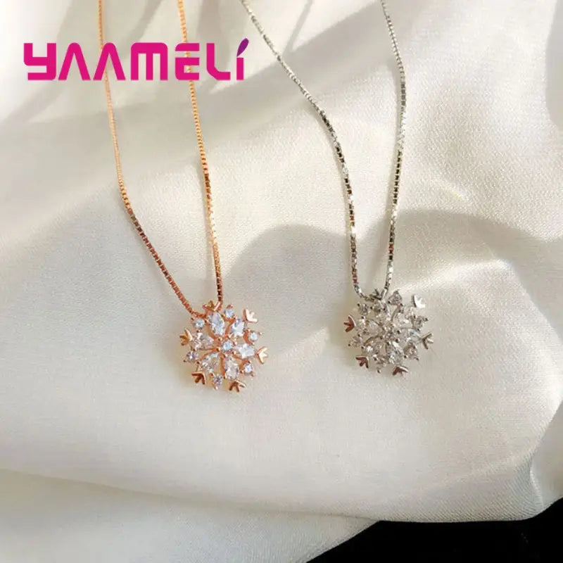yammeliのスターリングシルバー製スノーフレーク・ペンダントネックレスセット（ローズゴールドはクリアクリスタル、シルバーはきらめくストーン）各1点。