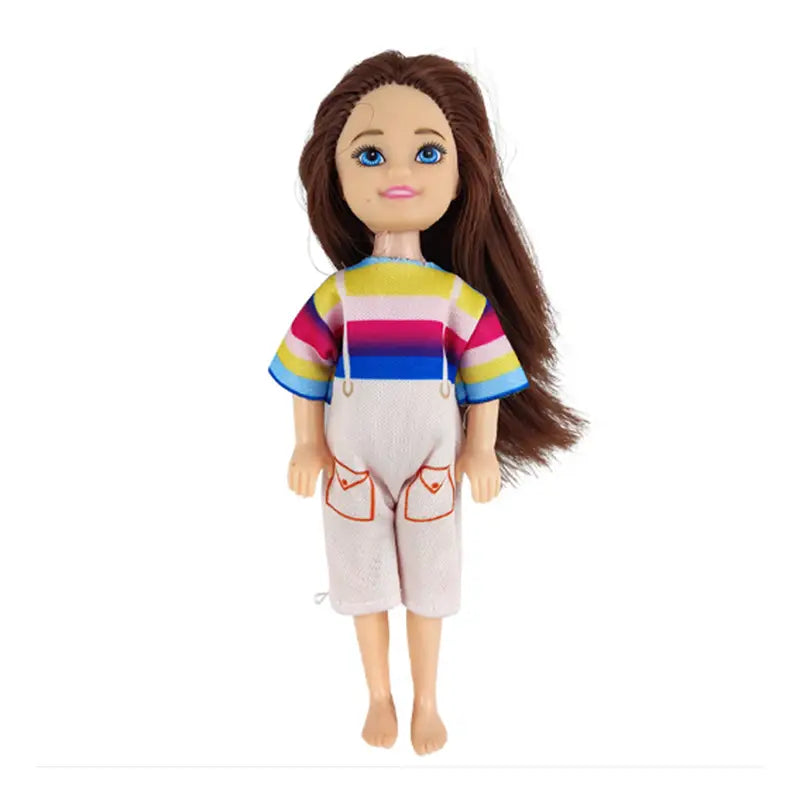 Eine Puppe mit langem braunem Haar und blauen Augen, die ein buntes gestreiftes kurzärmeliges Hemd und helle Latzhosen mit rot eingefassten Taschen aus dem Puppenkleidungs-Set mit 6-teiligen Modebekleidungszubehörteilen trägt.