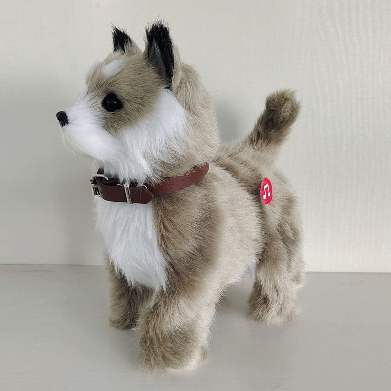 タン色と白色の毛並み、黒い耳と鼻を持つぬいぐるみのハスキー犬のおもちゃで、茶色のレザーカラーを着用した、歩行時の吠え機能を備えたインタラクティブ・サウンド制御ロボット犬用おもちゃです。