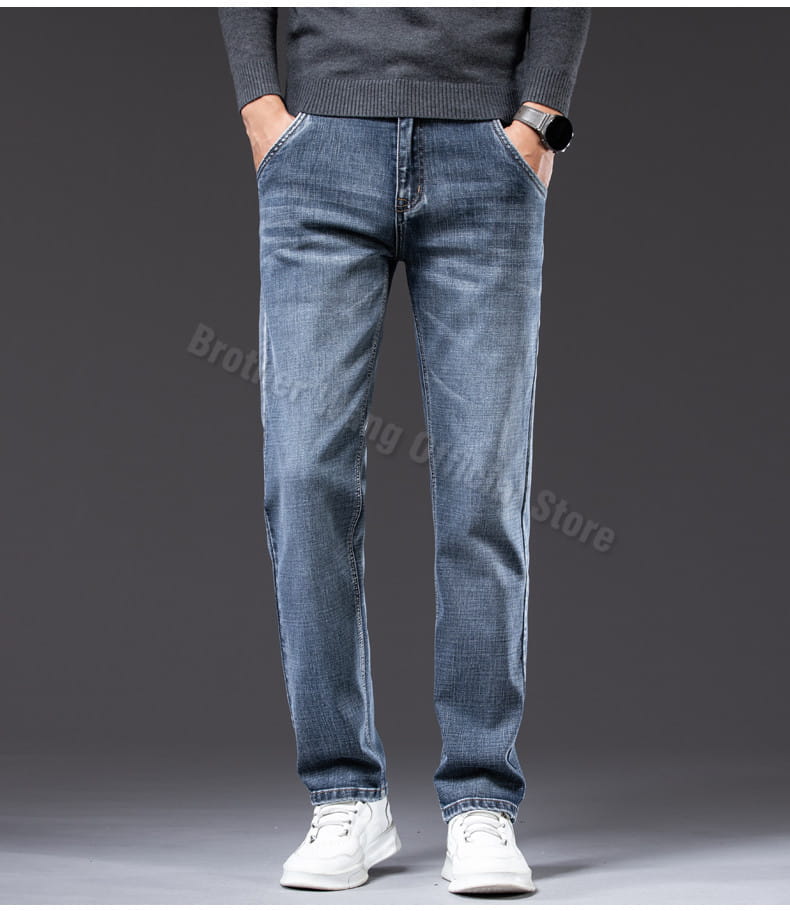 Jeans en denim stretch pour hommes, coupe regular fit, en bleu, avec une coupe droit et un délavage subtil, fabriqués dans un denim stretch.