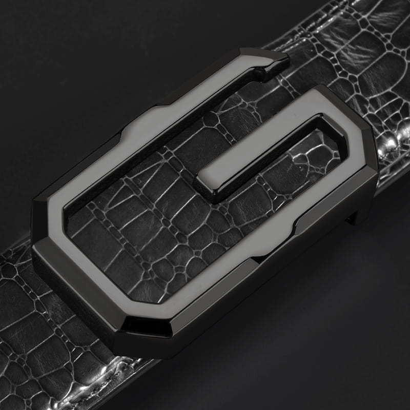 Herren-Krokodilledergürtel in Schwarz mit silbermattierter, kantiger Metall-Schnalle mit integriertem Schlüssellochdesign.