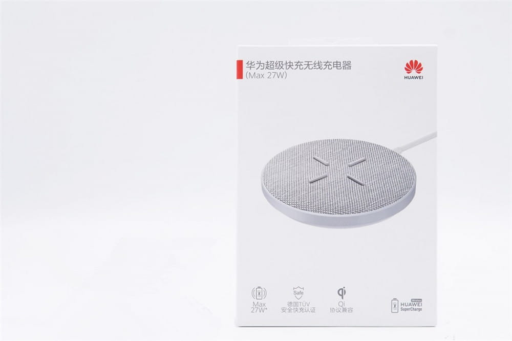効率的なワイヤレス充電のための、スーパーチャージロゴを備えた円形デザインの、テクスチャ仕上げの白色 Huawei ワイヤレス充電器（最大27W）。
