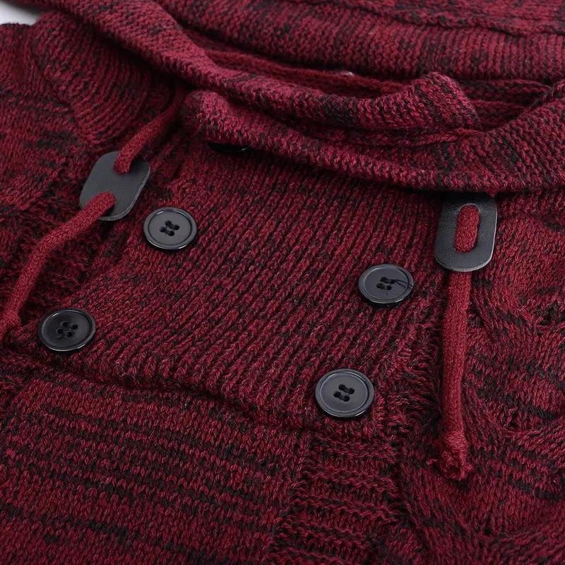 Figurbetonter Herren-Strickpullover mit Kapuze aus weinrotem und schwarzem strukturiertem Strick mit Knopfverschlüssen.