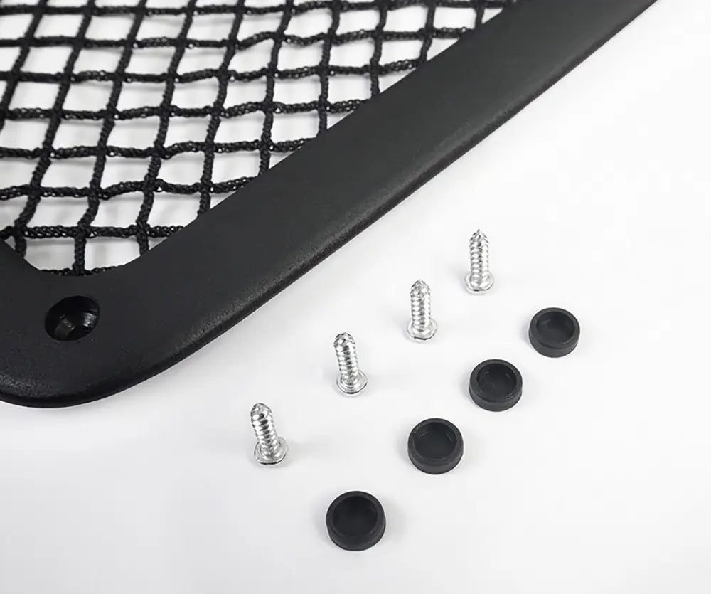 Organizador de malla para respaldo de asiento Audi que muestra una red de carga de malla negra con marco de plástico negro, tornillos plateados y tapas de goma negras.