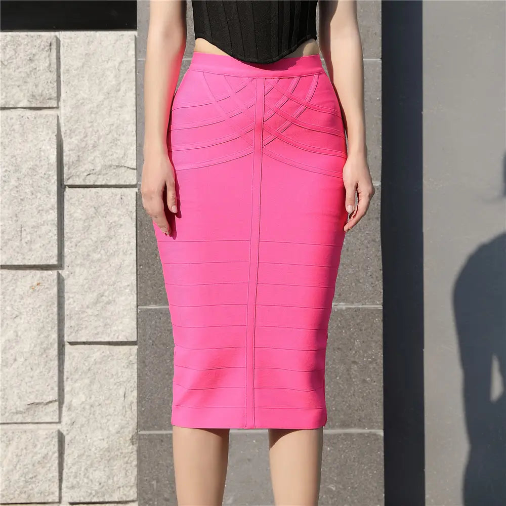 Une jupe midi bandeau pour femme rose vif présente un design crayon taille haute ajusté, une texture côtelée structurée et une couture centrale à l’avant.