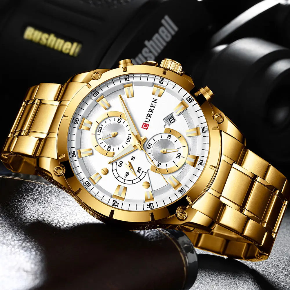 Chronographenuhr von Curren mit weißem Zifferblatt, drei Hilfszifferblättern und einem polierten Edelstahlarmband.