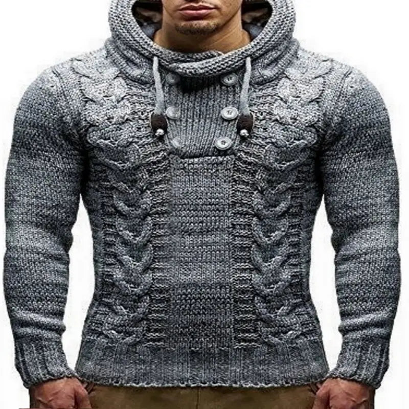 Figurbetonter Herren-Strickpullover mit Kapuze aus strukturiertem grauem Zopfstrick mit hohem Kragen und Knopf-Akzenten.