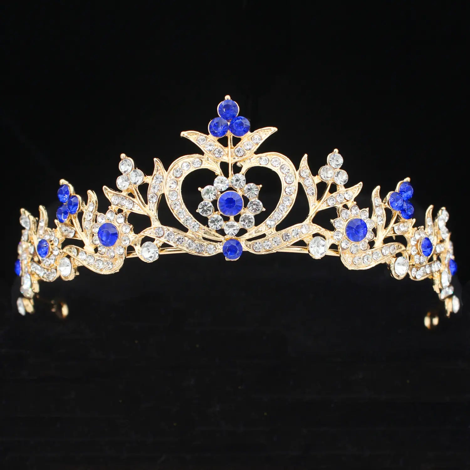 Diadema de boda floral de cristal color dorado adornada con cristales azules y transparentes en un diseño floral ornamentado.