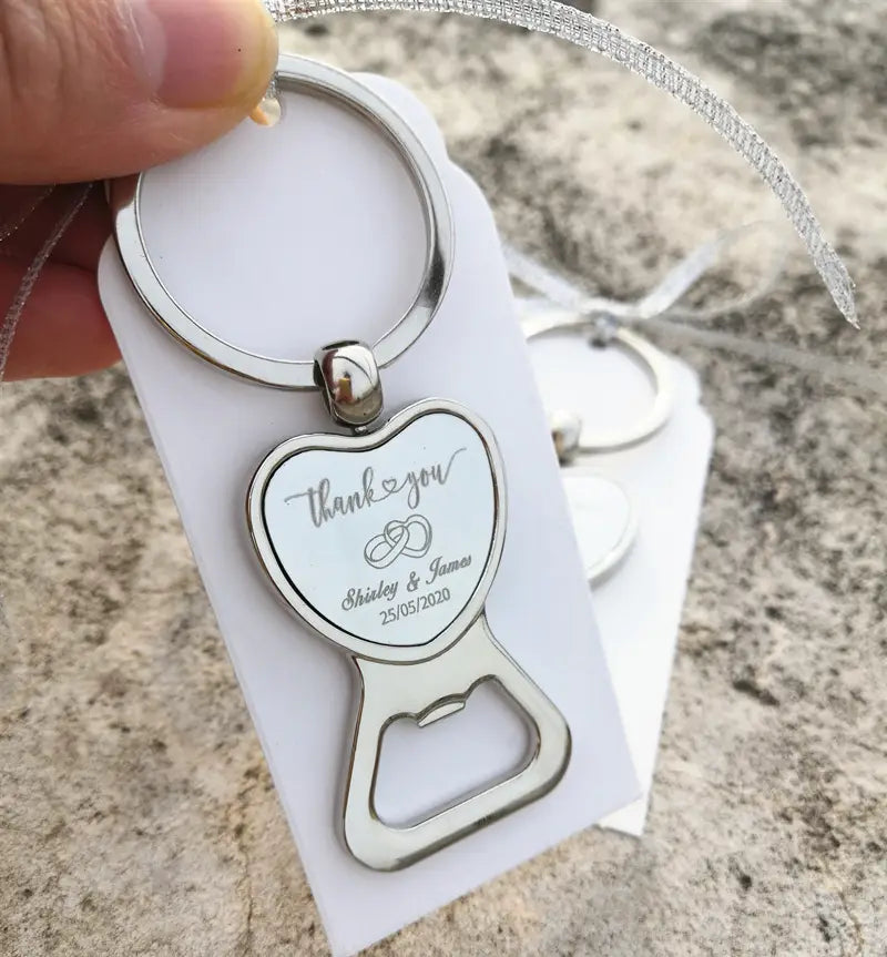 Porte-clés décapsuleur en métal argenté en forme de cœur avec gravure « merci » et détails du mariage, personnalisé en tant que faveur de mariage