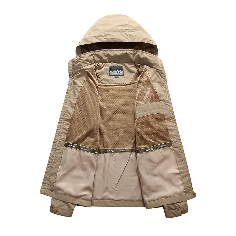 ベージュのフード付きメンズ防水ハイキングジャケット。メッシュ裏地と補強された縫い目を備え、屋外用ウィンドブレーカーとして設計されています。