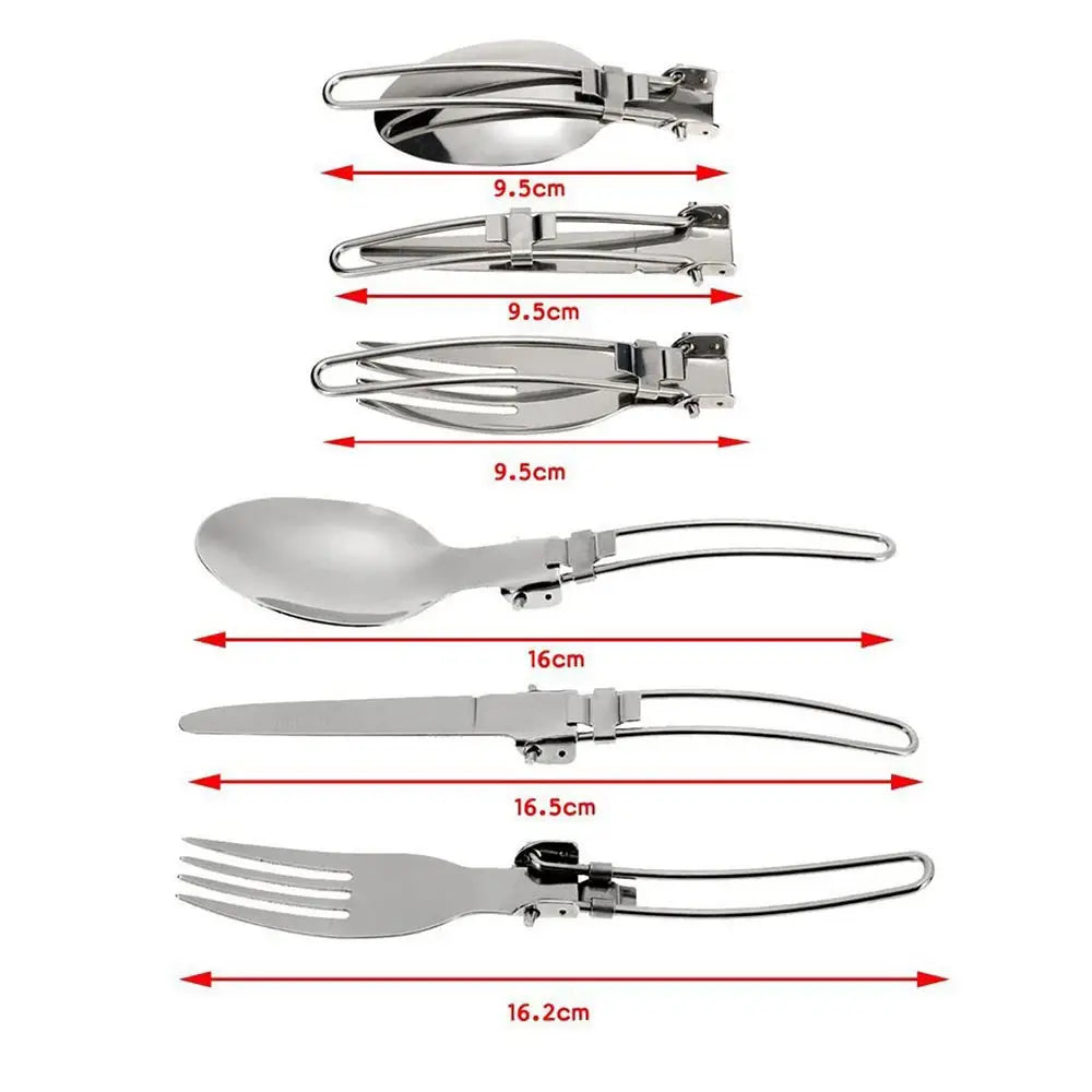 Silbernes zusammenklappbares Campingbesteck-Set mit Löffel, Messer und Gabel, mit eleganten metallischen Oberflächen, enthalten in einem Camping-Kochgeschirr-Set mit Herd und Töpfen.