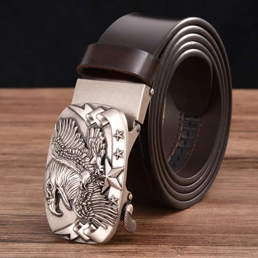 Ceinture à cliquet en cuir pour homme avec une boucle d’aigle à tonalité argentée, une lanière en cuir brun foncé et des détails en forme d’étoiles.