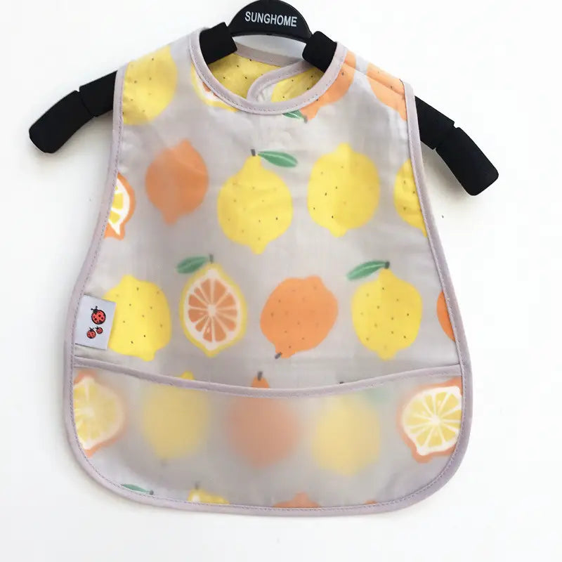 Transparente wasserdichte Baby-Lätzchen aus EVA-Material mit einem verspielten Muster aus gelben und orangefarbenen Zitrusfrüchten, grauem Rand und einer kleinen Marienkäfer-Applikation für Cartoon-Schutz beim Füttern.