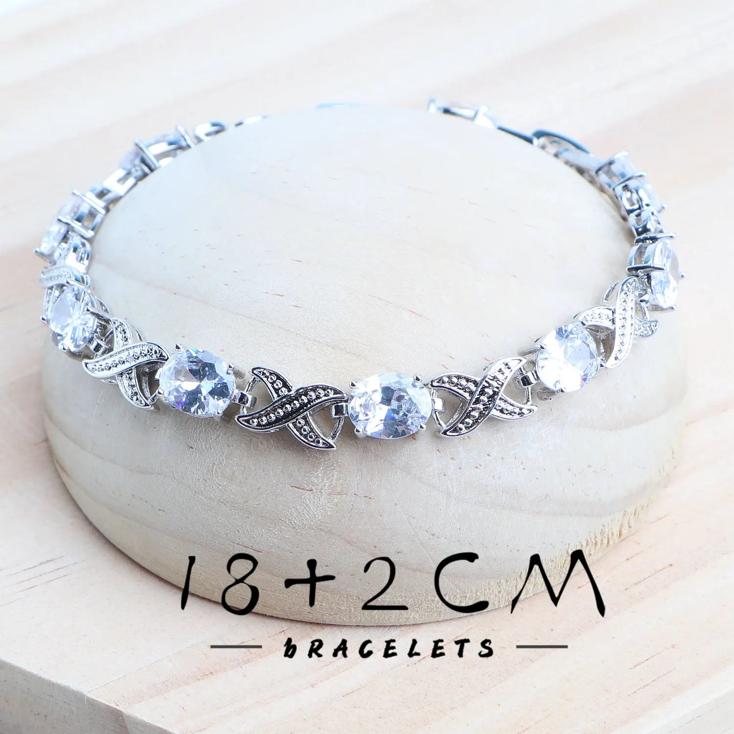 Pulsera nupcial de plata de ley 925 con tono plateado, con grandes piedras cúbicas de circonita transparente en un diseño intrincado en forma de X, con piedras de acento más pequeñas.