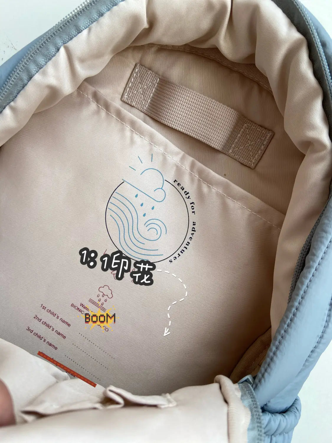 Hellblauer Kinder-gesteppten, bestickten Rucksack im Puffer-Stil mit beigem Innenfutter, mit Wolkenwellen-Design, wasserfester Schulrucksack