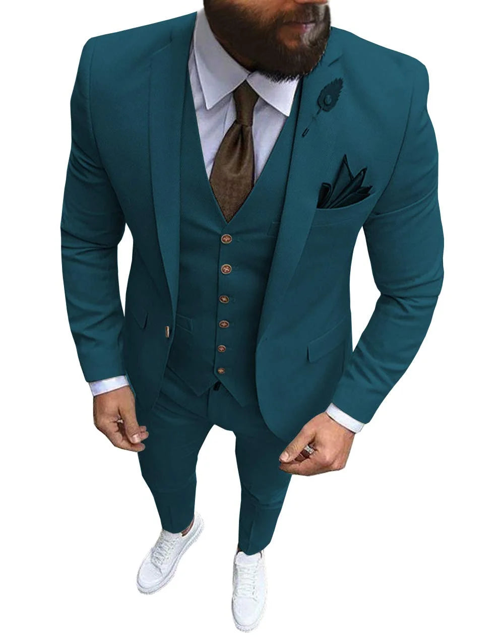 Herren-Slim-Fit-Drei-Teiler-Hochzeitsanzug in Petrol mit passender Weste und Hose, braunen Knöpfen und passendem Einstecktuch.