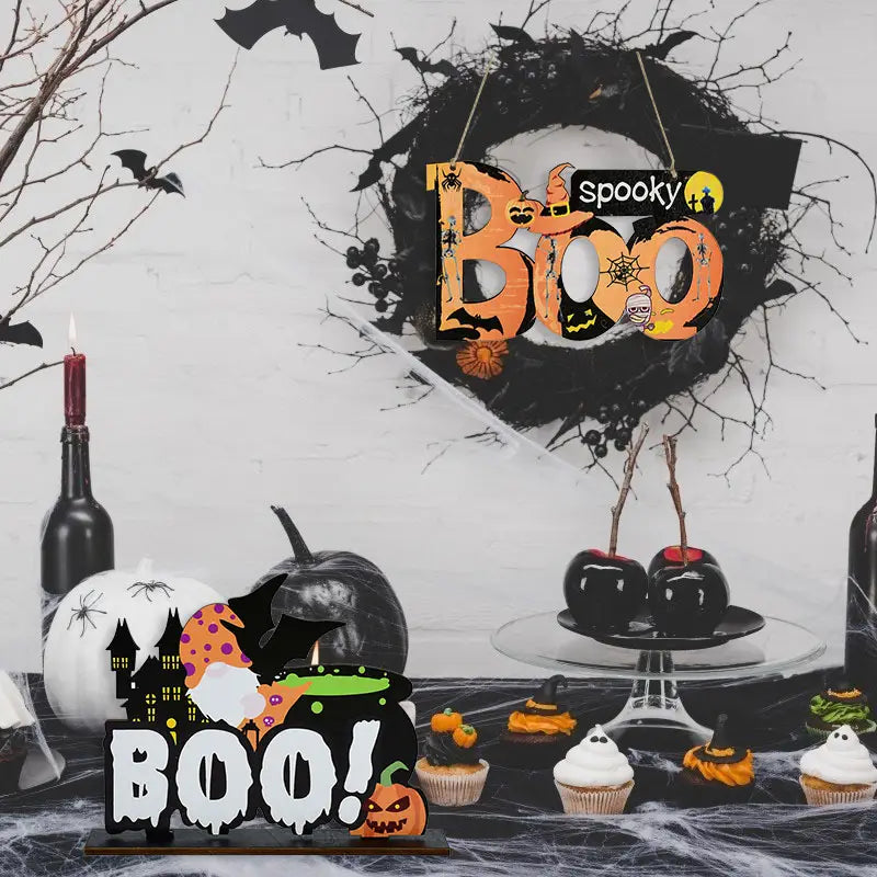 Halloween-Holz-Hänge-Schild in Orange und Schwarz mit dem Wort „Boo“ in kräftigen Buchstaben sowie unheimlichen Ausschnitten von Fledermäusen, Kürbissen und einer Hexenhut für die Türdekoration.