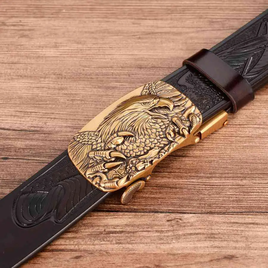 Ceinture à cliquet en cuir pour homme comportant une boucle d’aigle à tonalité or, avec des détails fins sur un cuir brun foncé.