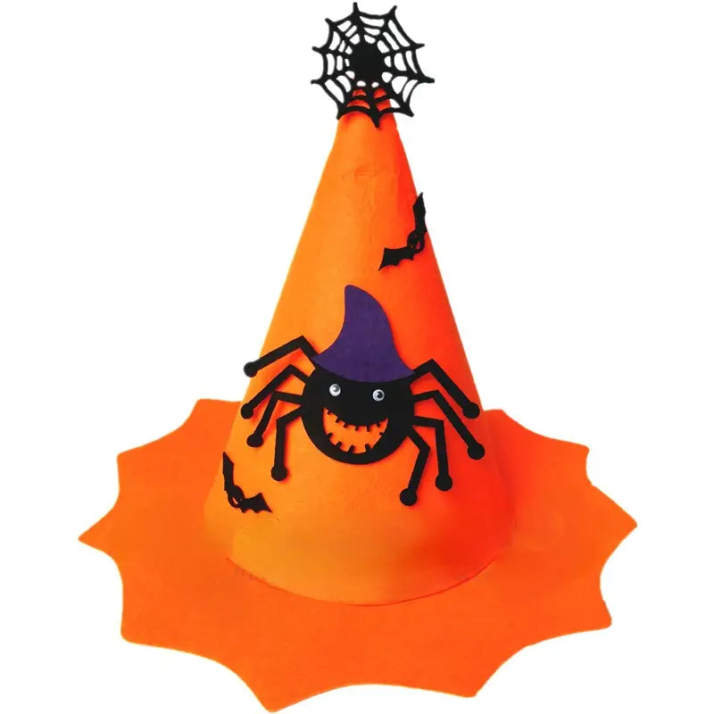 Halloween-Kürbishut für Kinder als Kostümzubehör in Orange, mit einer Spinne mit Glitzeraugen, die einen violetten Hexenhut trägt, akzentuiert durch schwarze Fledermäuse und ein Netz oben.